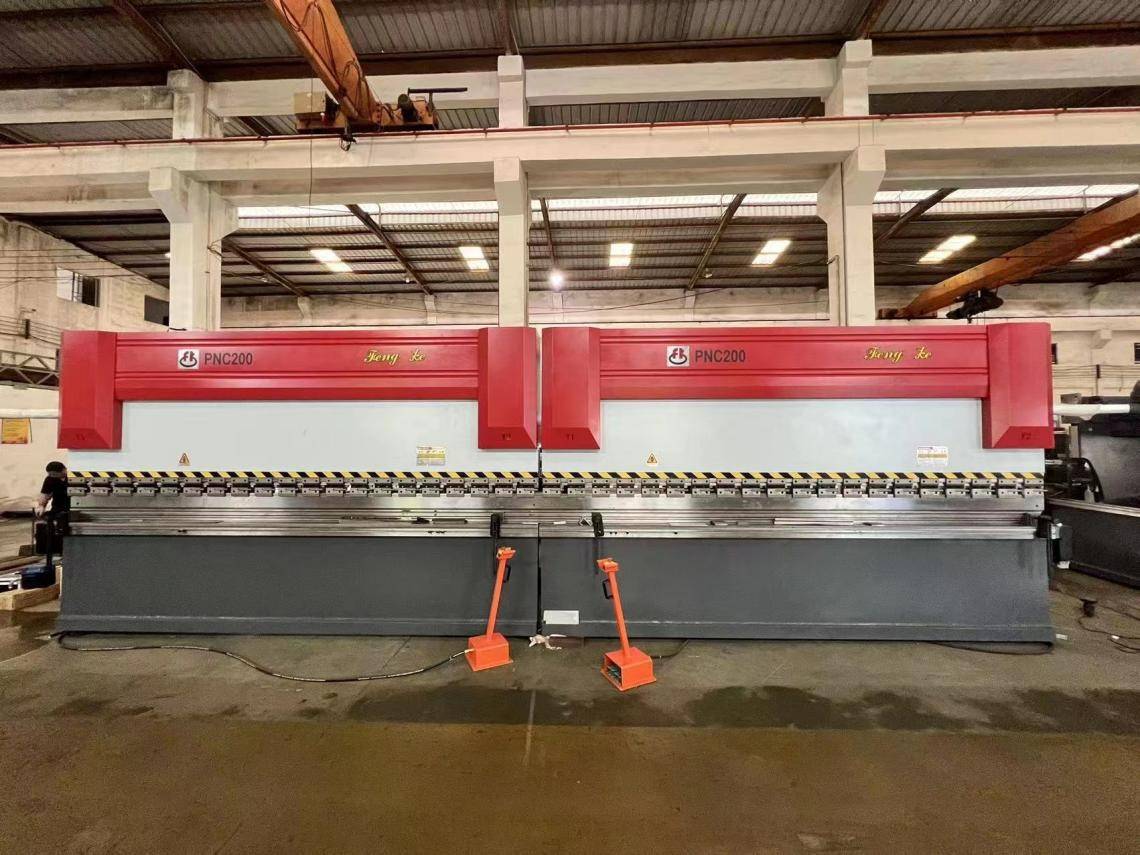 實現(xiàn)1+1＞2，豐科機械創(chuàng)新推出高效的雙機聯(lián)動折彎機 ? 